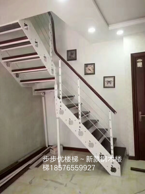 簡約雙梁龍骨鋼木梯